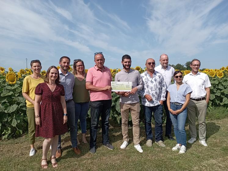 Jean-Pierre Tétaud a transmis à Thibaut Guionneau son exploitation céréalière. Safer, banque et coop se sont mobilisés autour de ce projet d’installation.
