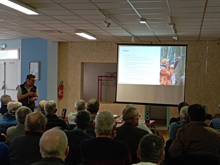François Rodriguez, technicien de la FDC17, a présenté cette formation sur la sécurité « obligatoire et voulue par la fédération nationale ».