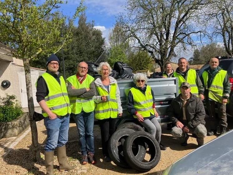 Une équipe de bénévoles, à Thairé, lors d’une opération de nettoyage. 