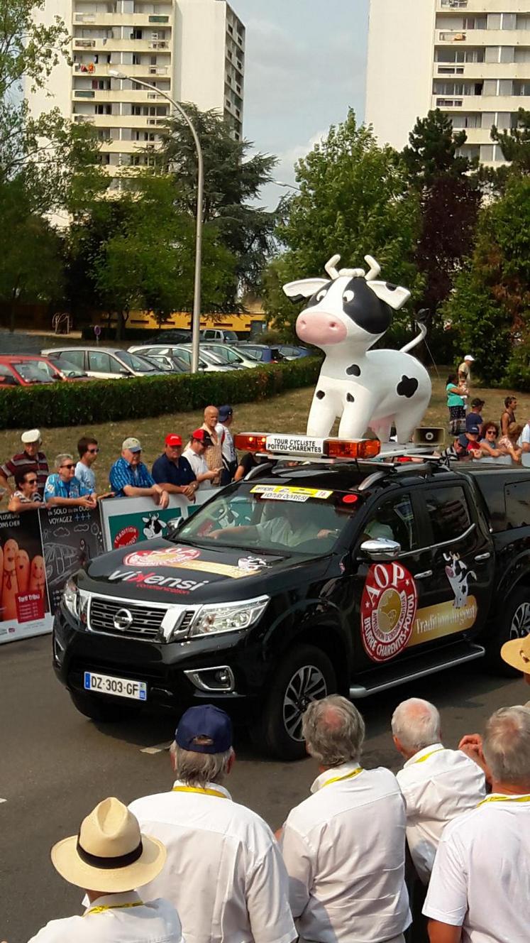 L’AOP Charentes-Poitou relance sa communication grand public. Lors du tour du Poitou-Charentes, la célèbre petite vache exposait les couleurs de la marque dans la caravane publicitaire.