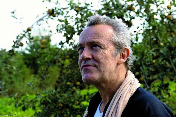 Alain Passard : « La beauté du geste en cuisine, je l’imagine déjà au potager en observant les jardiniers travailler. Je veux faire du légume un grand cru, et du jardinier un métier de demain. Créer avec la terre, c’est de l’art. »