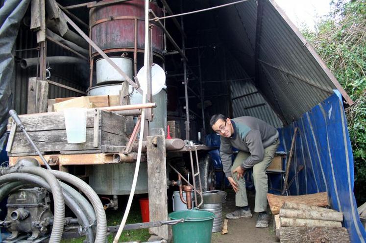 Georges Magny avec son alambic de 1946 propose une double distillation en une seule fois.