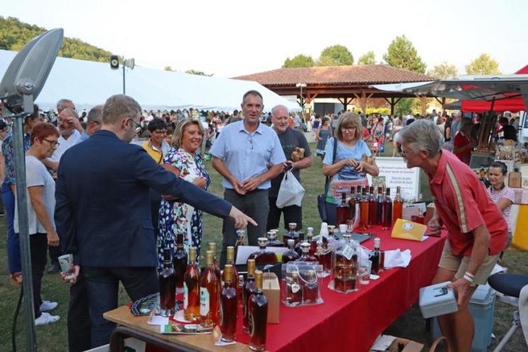 Les élus du GrandAngoulême, de la Chambre d’agriculture de la Charente, ainsi que la préfète Marie Lajus ont salué les producteurs, tout en prenant part aux dégustations.