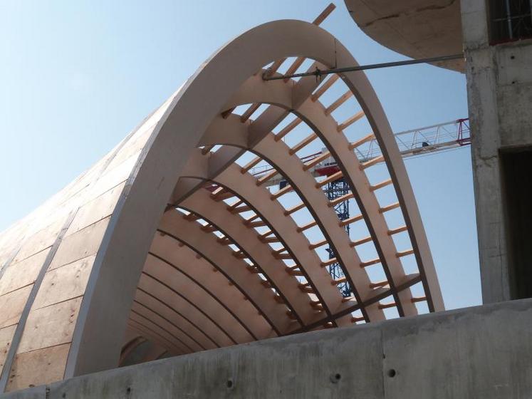 Le chantier se poursuit dans le quartier des Bassins à flot à Bordeaux. A gauche, les panneaux de contreplaqués du groupe Thébault qui recouvre les arches de bois.