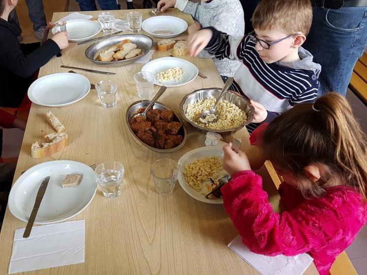 Les écoliers ont apprécié la viande limousine locale et l’ont montré en se resservant.