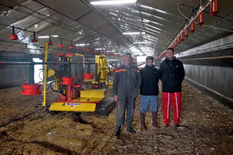 Yannick Naud, agriculteur, Alexandre Grellier, de la société Grellier, et Simon Gonord, technico-commercial de la SAS Rabaud (de gauche à droite), posent devant le Lavicole.