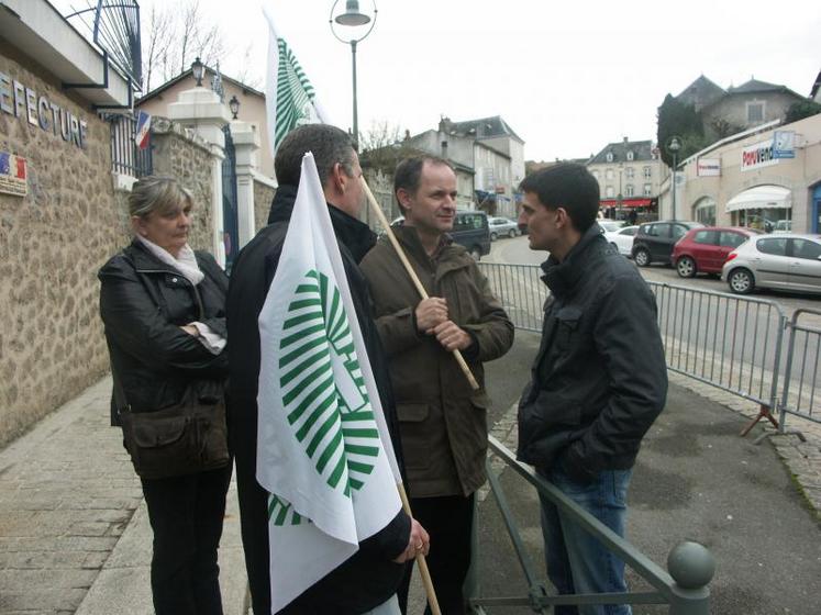 La FDSEA a porté ses revendications jusqu’à la sous-préfecture de Parthenay.