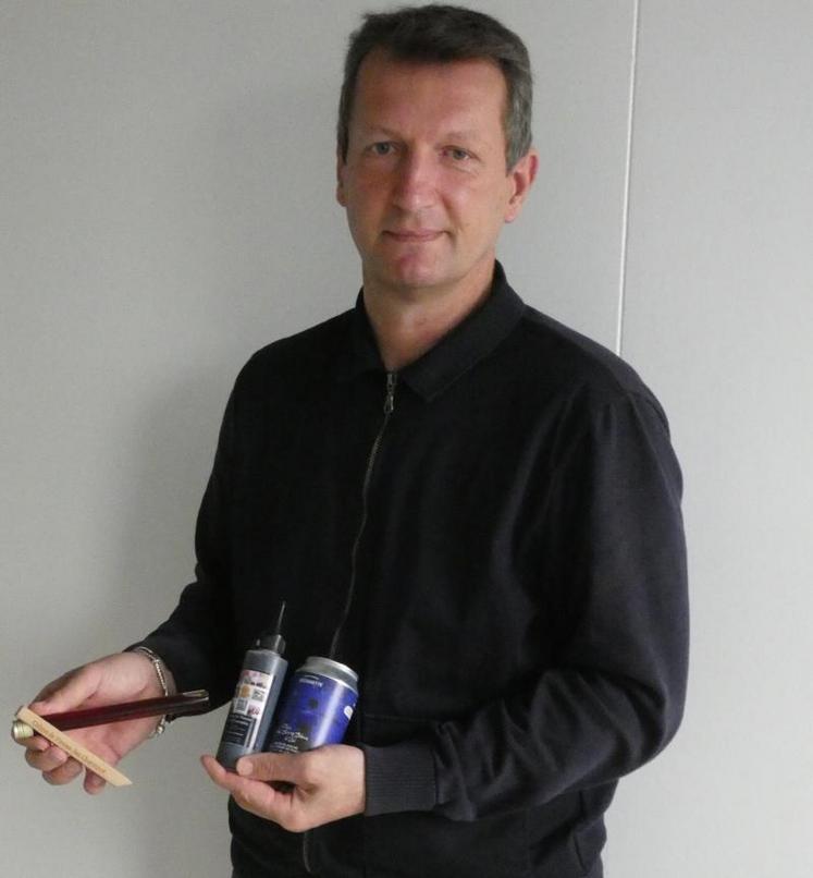 Bruno Tokarek, créateur de la crème de pineau, présente deux de ses conditionnements - la fiole en verre et le flacon de 150 ml - ainsi que la bière élaborée avec la brasserie Georgette. Il a testé sa création avec de nombreux autres produits, comme le cidre ou les yaourts.
