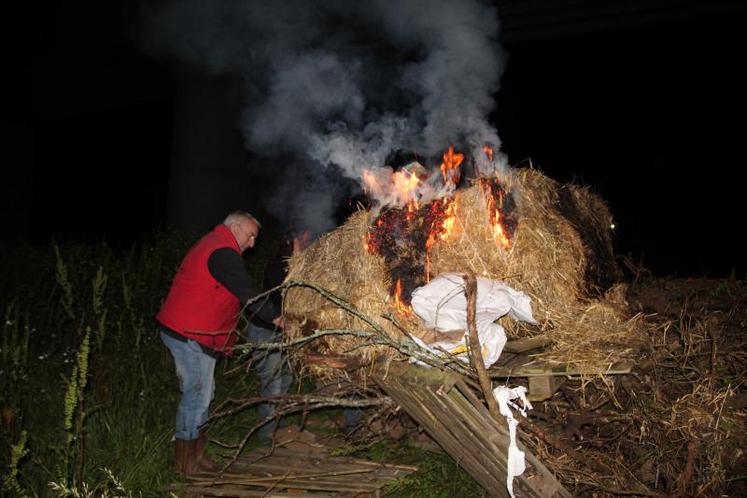 Au rond-point de la Folie à Migné-Auxances, les agriculteurs 
ont mis le feu à toute une benne de paille et de déchets.