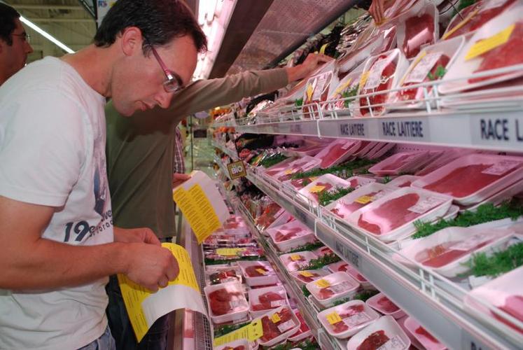 Dans les GMS, les éleveurs font de la chasse aux produits importés un des axes prioritaires de leurs actions contre les transformateurs et les distributeurs. (Photo d'archives)