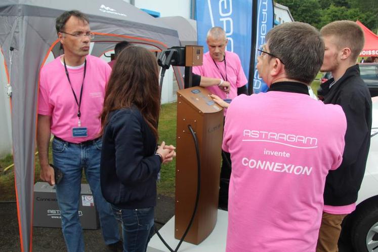 Fabriquée par trois PME de la Vienne, la borne Connexion 22 
a suscité la curiosité des visiteurs.