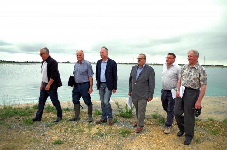 Les élus de la commission locale de l'eau de Vendée, du syndicat mixte de l'eau 85, des chambres d'agriculture 79 et 85, et des structures porteuses des projets de réserves communiquent sur l'intérêt de l'irrigation.