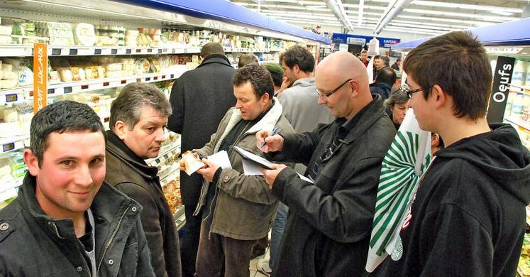 A Parthenay, lundi au centre Leclerc, les éleveurs relèvent les prix des fromages de chèvre. Ils demandent aux grandes surfaces d’accepter des hausses du prix des fromages sortie usine dans le but d’obtenir un prix du lait à 120 euros les 1 000 litres.