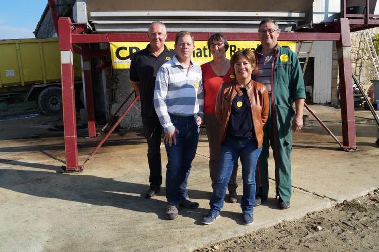 De gauche à droite : Frank Olivier, céréalier bio à Vitrac-Saint-Vincent, 57 ans ; Emmanuel Guionnet, céréalier à Saint-Laurent-de-Belzagot, 42 ans ; Agnès Ballu, agrotourisme à Sainte-Souline, 70 ans ; Laëtitia Plumat, viticultrice à Fouquebrune, 48 ans et Xavier Desouche, viticulteur à Fouquebrune, 55 ans.