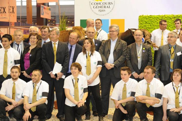 Jean-Marc Renaudeau, président de la chambre d'agriculture des Deux-Sèvres (deuxième debout à droite,) mettra à l’honneur tous les participants deux-sévriens du CGA 2016.
