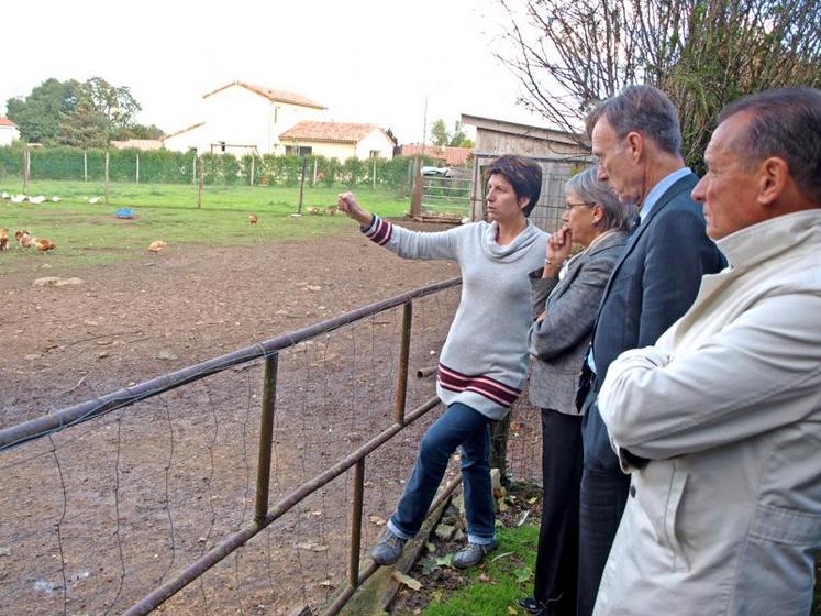 Séverine Bidaud a fait visiter son exploitation aux élus, représentants de l’Etat, des OPA et de la Fnsea.