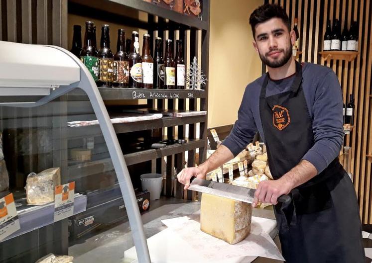 Thomas Lardeux travaille tous les jours dans la petite fromagerie d’Issoire où il est possible de boire un verre autour d’un joli plateau.