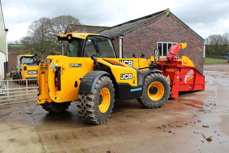 Lorsque le chargeur télescopique est appelé à beaucoup évoluer sur sols durs, d'autres pneus que les classiques radial agro-industriel à barrettes peuvent être plus adaptés.