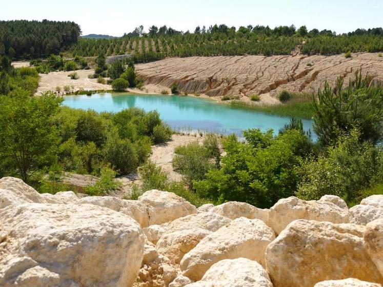 L’ancienne carrière St-Georges accueille un site retourné à l’état naturel avec de magnifiques eaux turquoise.