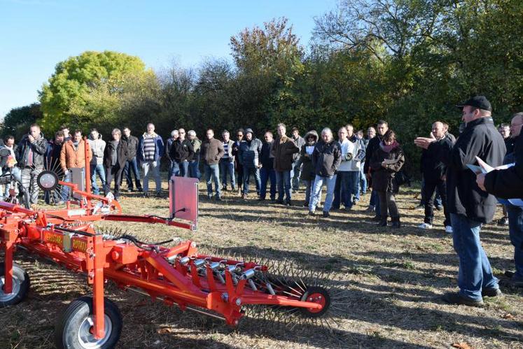 La première journée du Mois de la bio, consacrée aux entrepreneurs du territoire, s'est déroulée 
pour partie en salle, pour partie sur le terrain. Un second temps a été dédié à la découverte du matériel.