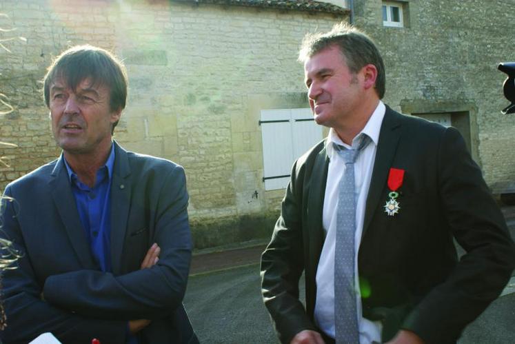 Nicolas Hulot est venu spécialement en Charente remettre la légion d’honneur à Paul François.