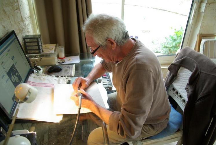 Jean-Pierre Rouhaud travaillant sur une bague dans son atelier