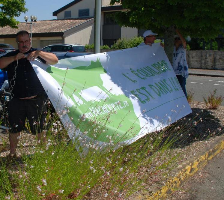 Devant la Maison de l’agriculture à Vouillé.