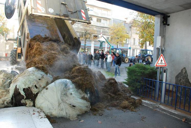 Devant la DDT, pas question de laisser la voie libre aux usagers.