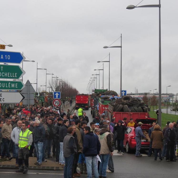 Dans la matinée, les agriculteurs ont établi des barrages filtrants aux ronds-points de Poitiers-Sud. Le cortège est ensuite parti en début d’après-midi pour bloquer les accès de toutes les grandes surfaces de la ville.