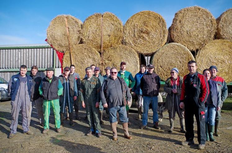 Donneurs et receveurs, ensemble, devant l’une des quatre remorques de paille à destination du Nord, au Gaec L’Orée du bois à Exireuil, jeudi 1er février.