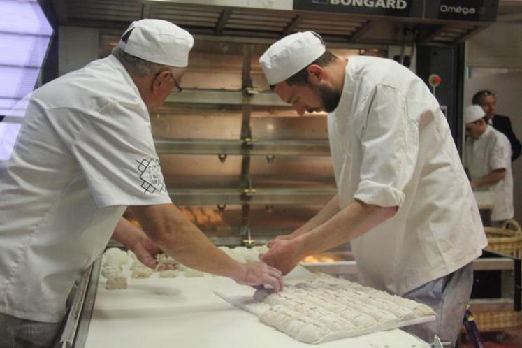 L’étude réalisée par Interbio estime qu’en faisant passer le prix moyen de la baguette de 1,16 euro à 1,21 euro et que ce surplus aille à destination des producteurs, ces derniers pourraient vendre leur blé aux alentours de 600 euros la tonne, soit une marge de plus de 150 euros.