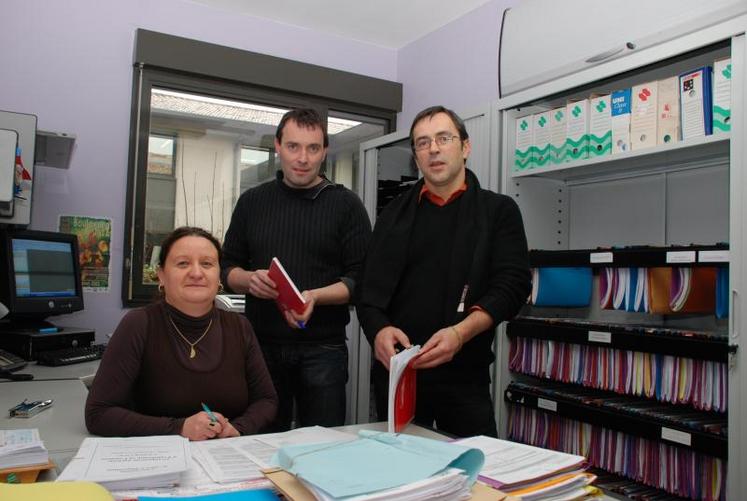 L’installation – transmission est le pilier de l’activité de l’Adasea désormais dans le giron de la chambre d’agriculture. De gauche à droite : Marie-Pierre Ingrand du service installation avec Eric Ferré et Olivier Favrelière.