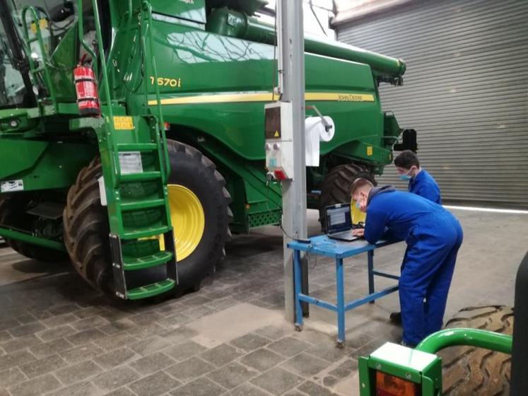 Le partenariat avec Ouest Agri Charentes permet aux élèves de découvrir les innovations d'une moissonneuse dernier cri.