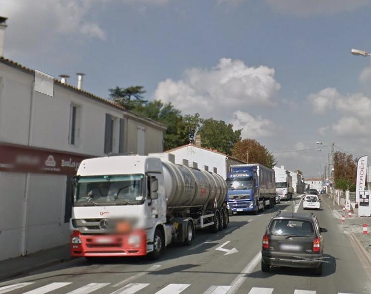 Le contournement de Marans doit permettre de désengorger le centre-ville congestionné par la circulation, dont une importante proportion de camions.