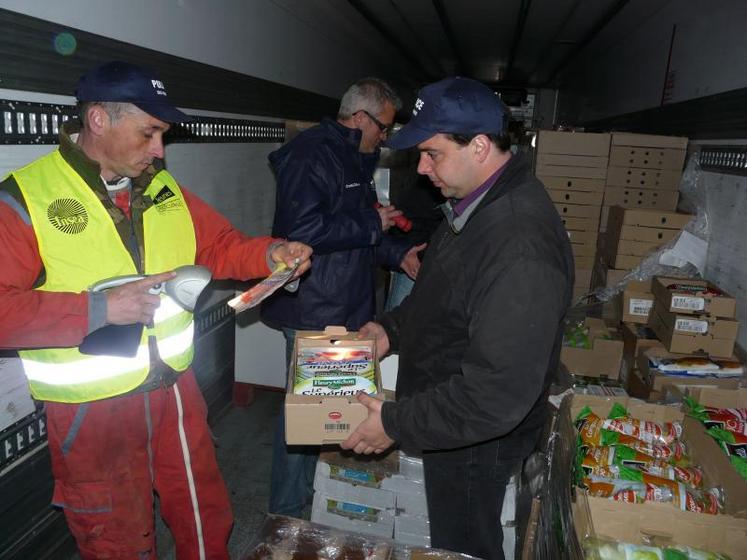 Les éleveurs de la FDSEA et JA de Maine-et-Loire et de Loire-Atlantique ont contrôlé des camions au péage d'Ancenis, le 14 mai au matin.