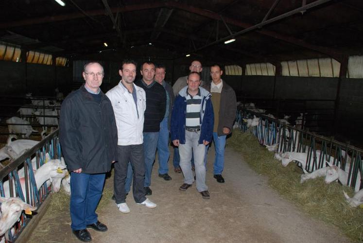 Les membres du comité d'organisation de Capr'Inov dans l'élevage de Jean-François Bernard à La Chapelle-Bertrand.