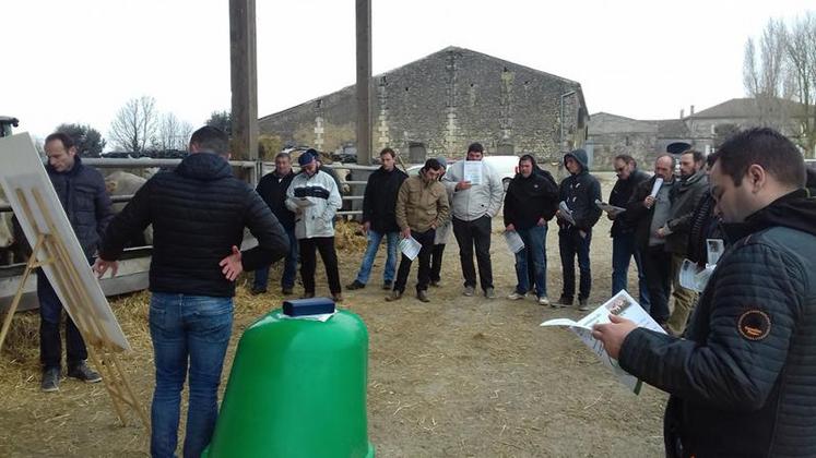 Avant la visite de l’élevage, des techniciens de Terrena ont parlé de la conduite alimentaire de la vache allaitante (et notamment de l’importance de bien couvrir ses besoins le dernier mois de gestation), de l’influence de la  complémentation minérale des vaches gestantes sur la qualité du colostrum et la santé du veau et de l’alimentation du broutard (et de l’intérêt de la complémentation avant de le commercialiser).