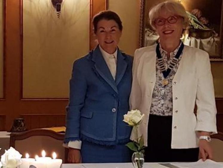 La passation de collier entre Catherine Smith, présidente sortante, 
et Éliane Croizet (à droite), présidente 2018-2020, a eu lieu en octobre 2018.