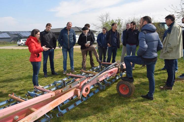 Au cours d’une visite sur son exploitation, à Villiers-en-Plaine, Julien Veillat a présenté sa conduite culturale.