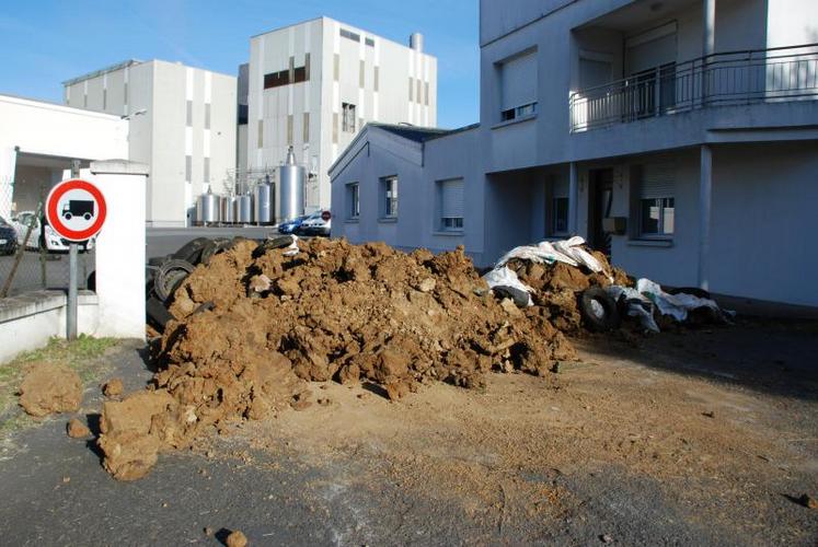Devant l’usine Terra Lacta à Champdeniers, un accès bloqué par JA79 qui renvoie dos à dos transporteurs et transformateurs.