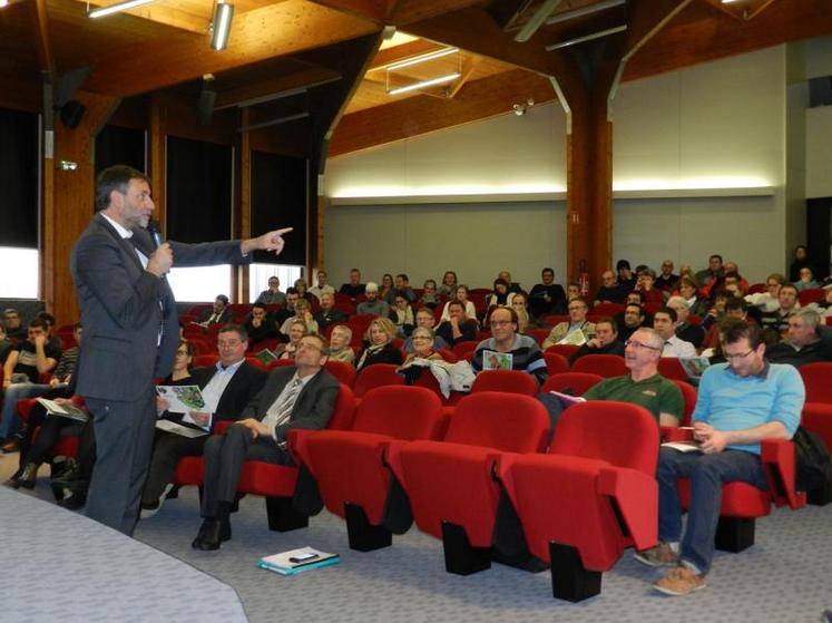 A gauche, Laurent Martin, le directeur général du Crédit Agricole Charente-Périgord, lors de la présentation de Terre de saveurs au siège de la banque à Soyaux le 7 mars.