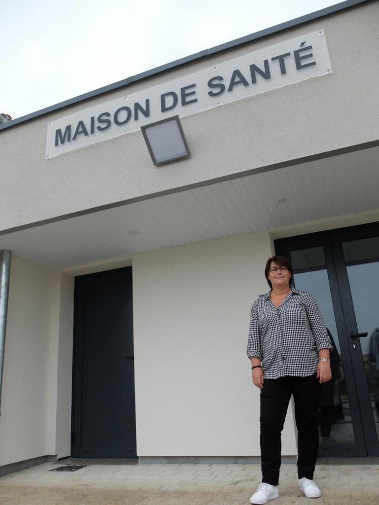 La maire de la commune, devant la maison de santé, désespérément vide