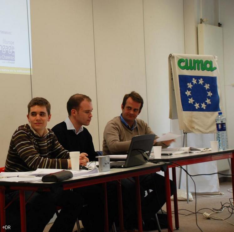Matthieu Breusse (à droite), céréalier du Cher et PDG de Ledjo Energie, a détaillé les différents étapes d’un projet de méthanisation lors de la réunion organisée par la FRCuma.