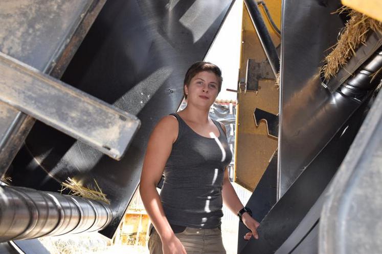 Guylaine Toux est en contrat avec le Ged. Après une matinée à botteler sur l’exploitation de Stéphane Gaudicheau, elle se prépare à changer une courroie qui a cédé pendant le chantier.