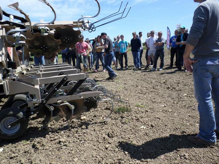 La bineuse interrang « Binov » dispose, via son montage sur parallélogrammes poussés, d’un système de terrage forcé efficace. Un matériel adapté aux sols très durs.