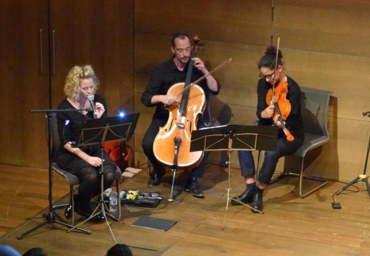 La compagnie Artéfa a proposé des lectures en musique de paragraphes choisis dans les oeuvres d’auteurs présents au LEC Festival.