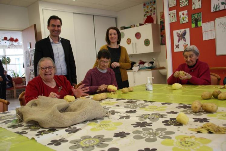 Thierry Perrin et Céline Bigeau, directeurs des Ehpad de Mirebeau, Sèvres-Anxaumont et Chauvigny espèrent développer de nouvelles collaborations entre établissements.