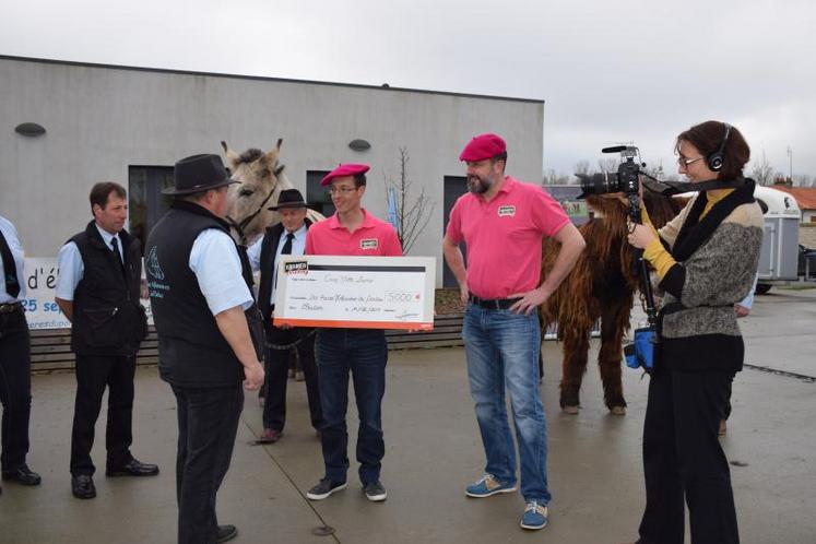 Arnaud Pasquier, éleveur à Saint-Maurice-Etusson, et Laurent Tresse, vétérinaire à Argentonnay, sont passés rendre visite à l’association des races mulassières du Poitou avec un chèque de 5 000 euros gagné au cours de la Farmer Academy. Une rencontre sous l’œil de la caméra.