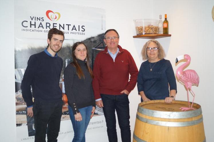 Thierry Jullion, président du syndicat des vins IGP charentais, entouré de son staff, avec de gauche à droite : Guillaume Archereau, technicien ODG, Tiphaine Marbot, chargée de communication et Nathalie Archereau, secrétaire.