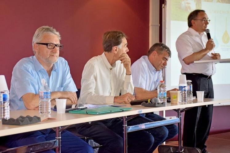 Alain Lebret, président de Terra Lacta, et Patrick Charpentier vice-président (à gauche sur la photo), passent la main. Dans quelques jours, le conseil d’administration élira son nouveau bureau.